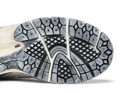 Tênis New Balance 2002R Protection Pack Rain Cloud Suede Mesh Cinza