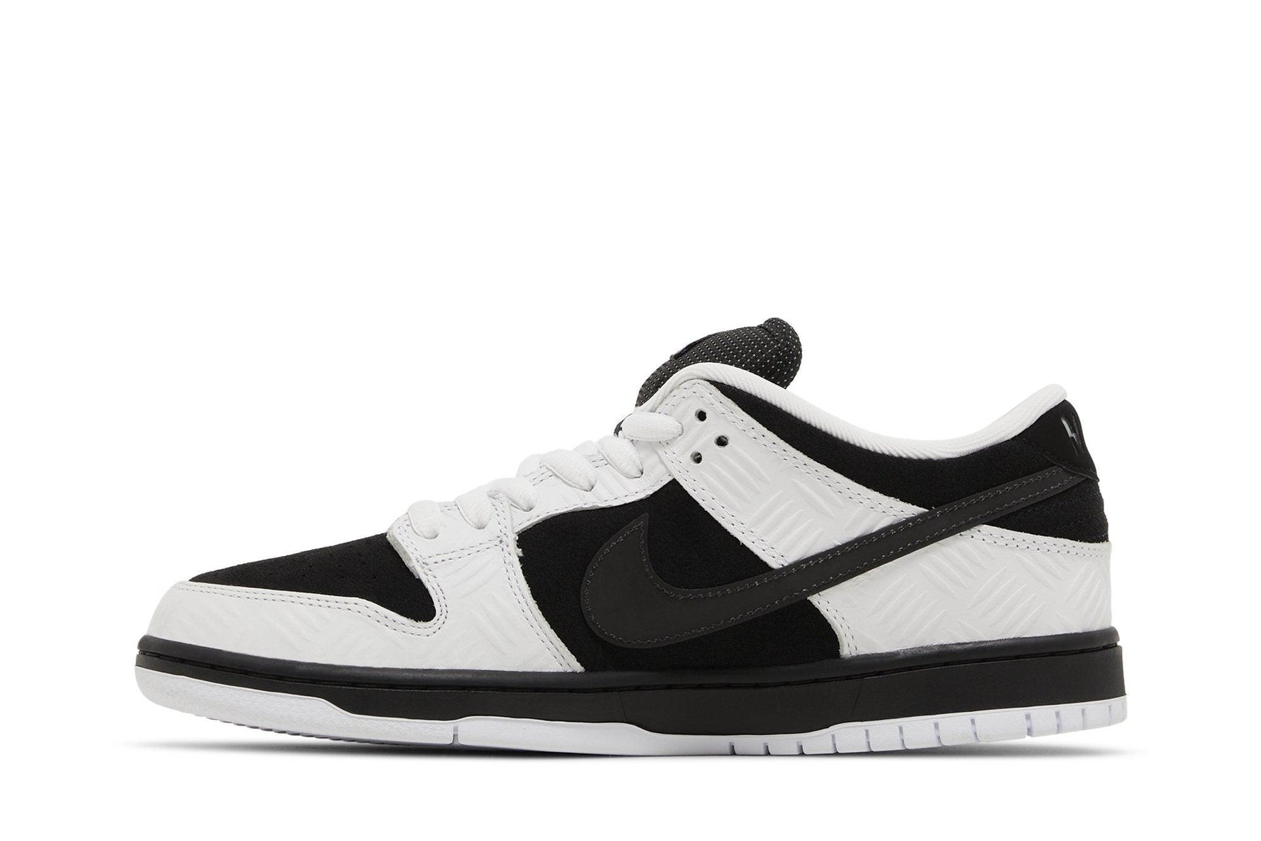 Tênis TIGHTBOOTH x Nike SB Dunk Low Pro Black White Preto